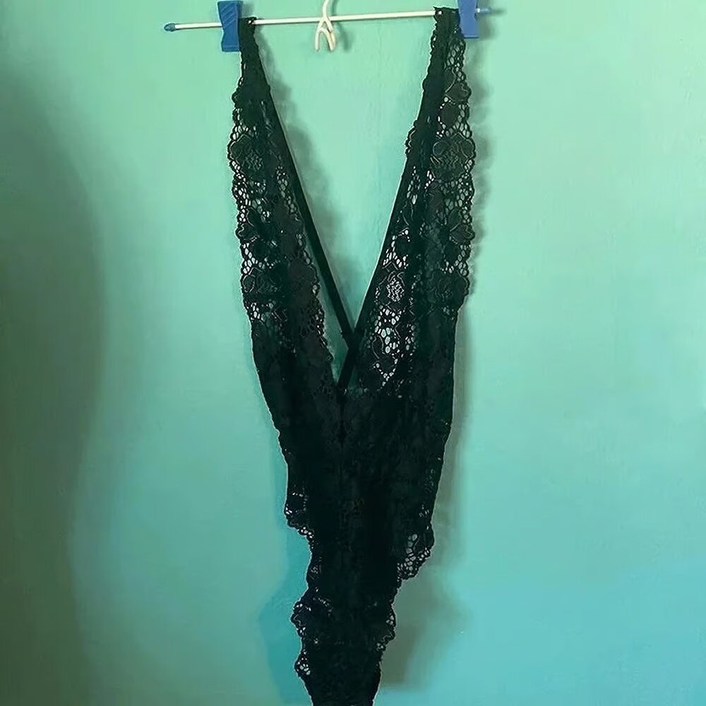 Victoria’s Secret Super Sexy Lace Low Cut Bodysuit XS